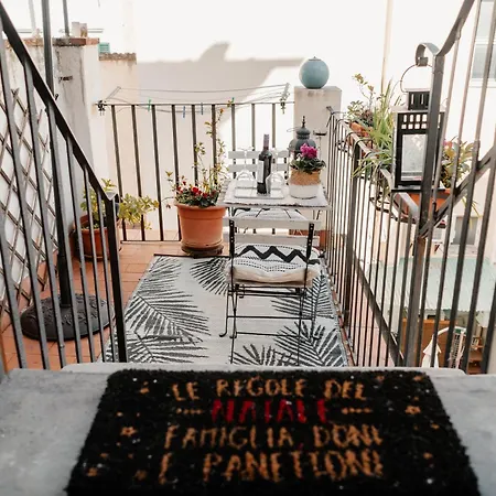 House Of Happy With Terrace Apartmán