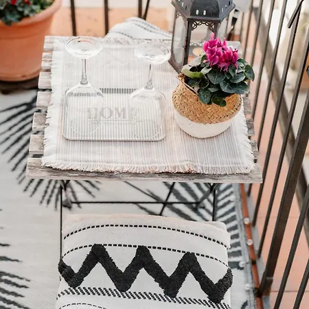 House Of Happy With Terrace Florencie